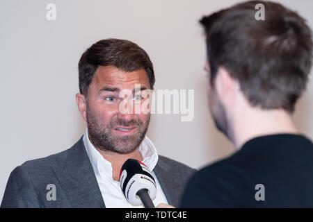 London, Großbritannien. 19 Jun, 2019. Eddie Hearn (links) Während Matchroomboxing präsentiert Conor Benn vs Jussi Koivula - WBA Continental Welterweight Championship - Pressekonferenz im Courthouse Hotel am Mittwoch, Juni 19, 2019 in London, Großbritannien. (Nur redaktionelle Nutzung, eine Lizenz für die gewerbliche Nutzung erforderlich. Keine Verwendung in Wetten, Spiele oder einer einzelnen Verein/Liga/player Publikationen.) Credit: Taka G Wu/Alamy leben Nachrichten Stockfoto