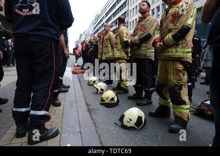 Brüssel, Belgien. 19. Juni 2019. Feuerwehrmänner beteiligen Sie sich an den Protest gegen den laufenden Lohnkürzungen und die Politik der Regierung. Credit: ALEXANDROS MICHAILIDIS/Alamy leben Nachrichten Stockfoto