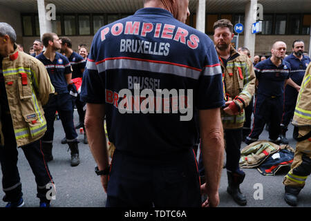 Brüssel, Belgien. 19. Juni 2019. Feuerwehrmänner beteiligen Sie sich an den Protest gegen den laufenden Lohnkürzungen und die Politik der Regierung. Credit: ALEXANDROS MICHAILIDIS/Alamy leben Nachrichten Stockfoto