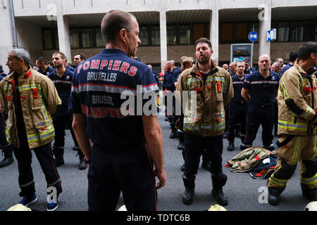 Brüssel, Belgien. 19. Juni 2019. Feuerwehrmänner beteiligen Sie sich an den Protest gegen den laufenden Lohnkürzungen und die Politik der Regierung. Credit: ALEXANDROS MICHAILIDIS/Alamy leben Nachrichten Stockfoto