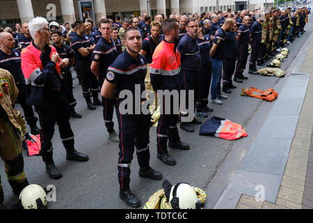 Brüssel, Belgien. 19. Juni 2019. Feuerwehrmänner beteiligen Sie sich an den Protest gegen den laufenden Lohnkürzungen und die Politik der Regierung. Credit: ALEXANDROS MICHAILIDIS/Alamy leben Nachrichten Stockfoto