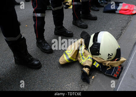 Brüssel, Belgien. 19. Juni 2019. Feuerwehrmänner beteiligen Sie sich an den Protest gegen den laufenden Lohnkürzungen und die Politik der Regierung. Credit: ALEXANDROS MICHAILIDIS/Alamy leben Nachrichten Stockfoto