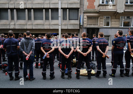 Brüssel, Belgien. 19. Juni 2019. Feuerwehrmänner beteiligen Sie sich an den Protest gegen den laufenden Lohnkürzungen und die Politik der Regierung. Credit: ALEXANDROS MICHAILIDIS/Alamy leben Nachrichten Stockfoto