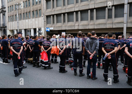 Brüssel, Belgien. 19. Juni 2019. Feuerwehrmänner beteiligen Sie sich an den Protest gegen den laufenden Lohnkürzungen und die Politik der Regierung. Credit: ALEXANDROS MICHAILIDIS/Alamy leben Nachrichten Stockfoto