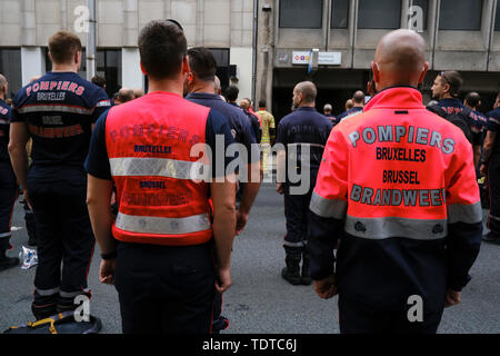 Brüssel, Belgien. 19. Juni 2019. Feuerwehrmänner beteiligen Sie sich an den Protest gegen den laufenden Lohnkürzungen und die Politik der Regierung. Credit: ALEXANDROS MICHAILIDIS/Alamy leben Nachrichten Stockfoto
