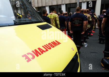 Brüssel, Belgien. 19. Juni 2019. Feuerwehrmänner beteiligen Sie sich an den Protest gegen den laufenden Lohnkürzungen und die Politik der Regierung. Credit: ALEXANDROS MICHAILIDIS/Alamy leben Nachrichten Stockfoto