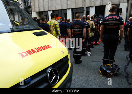 Brüssel, Belgien. 19. Juni 2019. Feuerwehrmänner beteiligen Sie sich an den Protest gegen den laufenden Lohnkürzungen und die Politik der Regierung. Credit: ALEXANDROS MICHAILIDIS/Alamy leben Nachrichten Stockfoto