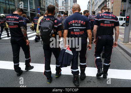 Brüssel, Belgien. 19. Juni 2019. Feuerwehrmänner beteiligen Sie sich an den Protest gegen den laufenden Lohnkürzungen und die Politik der Regierung. Credit: ALEXANDROS MICHAILIDIS/Alamy leben Nachrichten Stockfoto