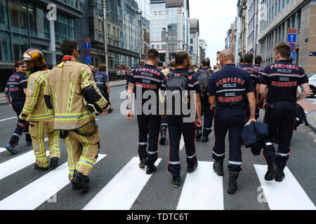Brüssel, Belgien. 19. Juni 2019. Feuerwehrmänner beteiligen Sie sich an den Protest gegen den laufenden Lohnkürzungen und die Politik der Regierung. Credit: ALEXANDROS MICHAILIDIS/Alamy leben Nachrichten Stockfoto