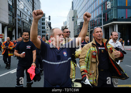 Brüssel, Belgien. 19. Juni 2019. Feuerwehrmänner beteiligen Sie sich an den Protest gegen den laufenden Lohnkürzungen und die Politik der Regierung. Credit: ALEXANDROS MICHAILIDIS/Alamy leben Nachrichten Stockfoto