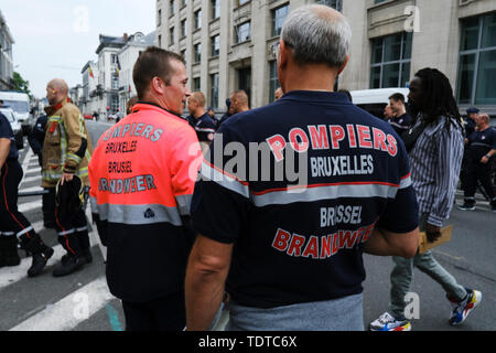 Brüssel, Belgien. 19. Juni 2019. Feuerwehrmänner beteiligen Sie sich an den Protest gegen den laufenden Lohnkürzungen und die Politik der Regierung. Credit: ALEXANDROS MICHAILIDIS/Alamy leben Nachrichten Stockfoto