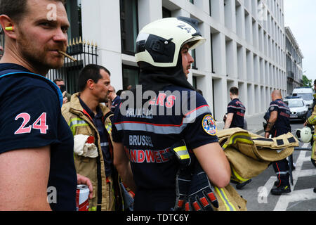 Brüssel, Belgien. 19. Juni 2019. Feuerwehrmänner beteiligen Sie sich an den Protest gegen den laufenden Lohnkürzungen und die Politik der Regierung. Credit: ALEXANDROS MICHAILIDIS/Alamy leben Nachrichten Stockfoto