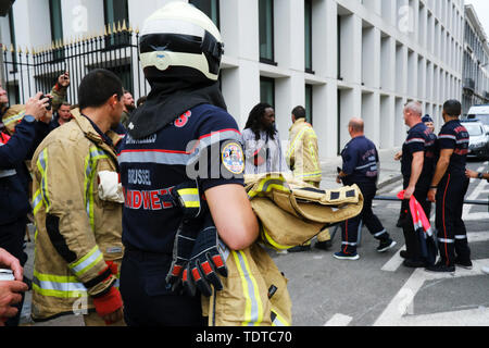 Brüssel, Belgien. 19. Juni 2019. Feuerwehrmänner beteiligen Sie sich an den Protest gegen den laufenden Lohnkürzungen und die Politik der Regierung. Credit: ALEXANDROS MICHAILIDIS/Alamy leben Nachrichten Stockfoto