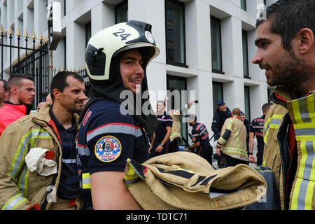 Brüssel, Belgien. 19. Juni 2019. Feuerwehrmänner beteiligen Sie sich an den Protest gegen den laufenden Lohnkürzungen und die Politik der Regierung. Credit: ALEXANDROS MICHAILIDIS/Alamy leben Nachrichten Stockfoto