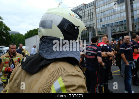 Brüssel, Belgien. 19. Juni 2019. Feuerwehrmänner beteiligen Sie sich an den Protest gegen den laufenden Lohnkürzungen und die Politik der Regierung. Credit: ALEXANDROS MICHAILIDIS/Alamy leben Nachrichten Stockfoto