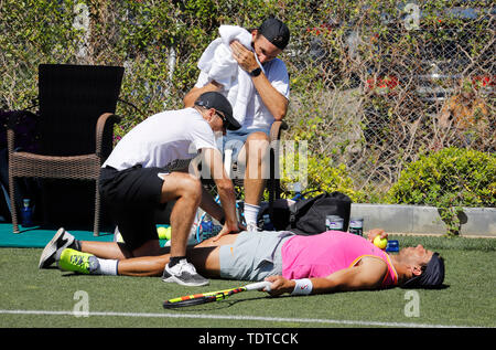 Calvia, Spanien. Juni, 2019 18. Rafa Nadal Strecken die Knie während seiner Ausbildung mit seinem Trainer Carlos Moya in den Spuren von Santa Ponsa Tennis Club während der wta Mallorca Tennis Turnier Credit: Clara Margais/dpa/Alamy leben Nachrichten Stockfoto