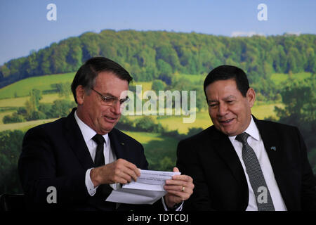Brasilia, Brasilien. Juni, 2019 18. - Jair Bolsonaro, Präsident der Republik, begleitet von Hamilton Mourao, Vice President der Republik, am Dienstag, 18. Juni während der 2019 Safra Plan einer Zeremonie./2020 im Palacio Do Planalto gehalten. Foto: Mateus Bonomi/AGIF AGIF/Alamy Credit: Live-Nachrichten Stockfoto