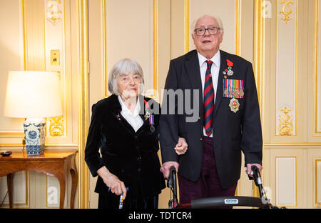 Britischer Veteranen Patricia Davies, 95, der in der WRNS als Petty Officer und John Munnery, 93, der als Scots Guards an der Guards Armoured Division der Coldstream Guards nach präsentiert mit der Legion d'Honneur Der französische Botschafter, in Kensington, London, für ihre Rolle bei der Befreiung Frankreichs während des Zweiten Weltkrieges diente serviert. Stockfoto