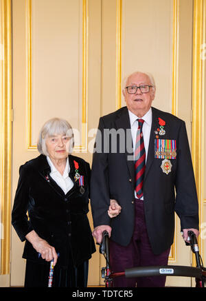 Britischer Veteranen Patricia Davies, 95, der in der WRNS als Petty Officer und John Munnery, 93, der als Scots Guards an der Guards Armoured Division der Coldstream Guards nach präsentiert mit der Legion d'Honneur Der französische Botschafter, in Kensington, London, für ihre Rolle bei der Befreiung Frankreichs während des Zweiten Weltkrieges diente serviert. Stockfoto