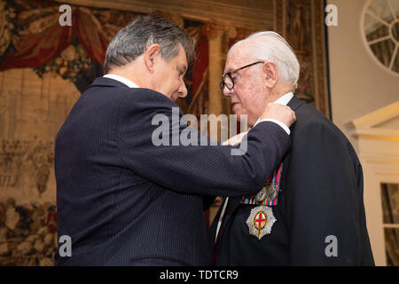 Französischer Botschafter Jean-Pierre Jouyet (links) stellt der britische Veteran John Munnery, 93, (rechts), der als der Scots Guards an der Guards Armoured Division der Coldstream Guards mit der Legion d'honneur in seiner Residenz, in Kensington, London, für seine Rolle bei der Befreiung Frankreichs während des Zweiten Weltkrieges diente Stockfoto