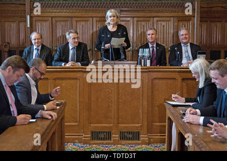 (Von links nach rechts) Geoffrey Clifton-Brown, Charles Walker, Dame Cheryl Gillan, Nigel Evans und Bob Blackman verkünden die Ergebnisse des zweiten Wahlgangs bei Tory Führung Abstimmung im Parlament in Westminster, London. Stockfoto