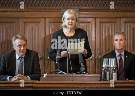 (Von links nach rechts) Charles Walker, Dame Cheryl Gillan und Nigel Evans verkünden die Ergebnisse des zweiten Wahlgangs bei Tory Führung Abstimmung im Parlament in Westminster, London. Stockfoto