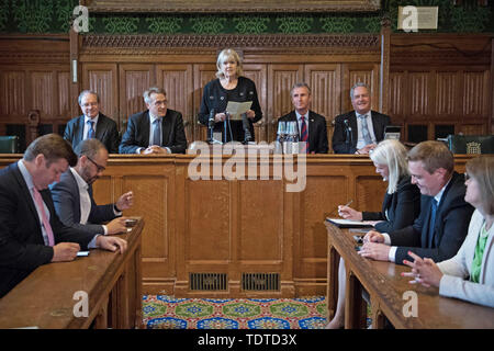 (Von links nach rechts) Geoffrey Clifton-Brown, Charles Walker, Dame Cheryl Gillan, Nigel Evans und Bob Blackman verkünden die Ergebnisse des zweiten Wahlgangs bei Tory Führung Abstimmung im Parlament in Westminster, London. Stockfoto