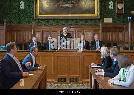 (Von links nach rechts) Geoffrey Clifton-Brown, Charles Walker, Dame Cheryl Gillan, Nigel Evans und Bob Blackman verkünden die Ergebnisse des zweiten Wahlgangs bei Tory Führung Abstimmung im Parlament in Westminster, London. Stockfoto