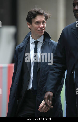 Konservative Partei Führung Kämpfer Rory Stewart kommt an BBC Broadcasting House in London für eine Live-TV-Debatte mit Tory Führung hopefuls. Stockfoto