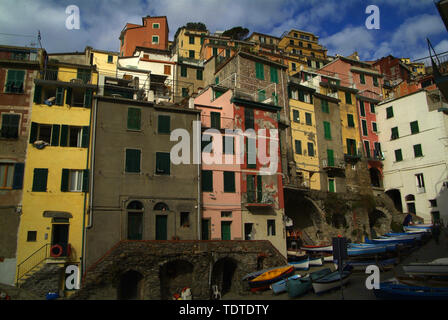Manarola, Italien - 11 November 2006: Gebäude in der Stadt von Manarola. Es ist eines der fünf berühmten bunten Dörfer der Cinque Terre National Pa Stockfoto