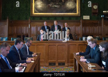 Charles Walker (Mitte) mit Geoffrey Clifton-Brown (vorne links), Dame Cheryl Gillan (vorne rechts), Bob Blackman (links hinten) und Nigel Evans (hinten rechts), liest die Ergebnisse der dritten Wahlgang der Tory Führung Abstimmung im Parlament in Westminster, London. Stockfoto