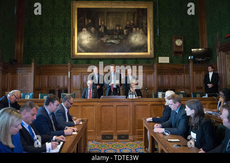 Charles Walker (Mitte) mit Geoffrey Clifton-Brown (vorne links), Dame Cheryl Gillan (vorne rechts), Bob Blackman (links hinten) und Nigel Evans (hinten rechts), liest die Ergebnisse der dritten Wahlgang der Tory Führung Abstimmung im Parlament in Westminster, London. Stockfoto