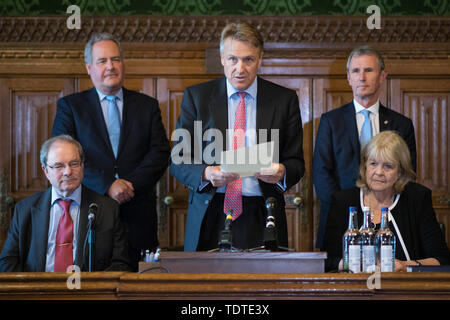 Charles Walker (Mitte) mit Geoffrey Clifton-Brown (vorne links), Dame Cheryl Gillan (vorne rechts), Bob Blackman (links hinten) und Nigel Evans (hinten rechts), liest die Ergebnisse der dritten Wahlgang der Tory Führung Abstimmung im Parlament in Westminster, London. Stockfoto