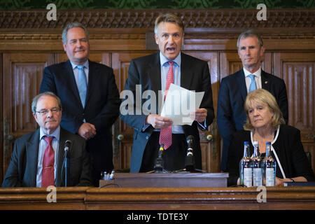 Charles Walker (Mitte) mit Geoffrey Clifton-Brown (vorne links), Dame Cheryl Gillan (vorne rechts), Bob Blackman (links hinten) und Nigel Evans (hinten rechts), liest die Ergebnisse der dritten Wahlgang der Tory Führung Abstimmung im Parlament in Westminster, London. Stockfoto