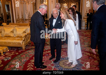 Der Prinz von Wales, Designer Ralph Lauren und seine Frau Ricky Lauren, nachdem er mit seinen ehrenamtlichen KBE (Knight Commander des Ordens des Britischen Empire) für Dienstleistungen für Mode in einer privaten Zeremonie im Buckingham Palace. Stockfoto