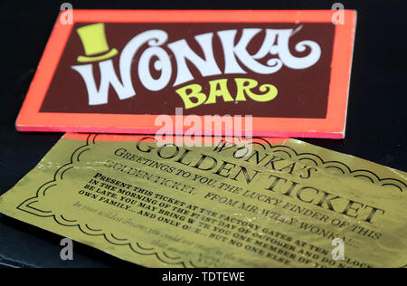 Zwei der kultigsten film Requisiten - ein goldenes Ticket und Wonka Bar aus dem Jahr 1971 Film Willy Wonka & die Schokoladenfabrik, die nächsten Monat versteigert werden sollen, und es wird erwartet, dass zu holen???? 8000 auf 12.000. Stockfoto