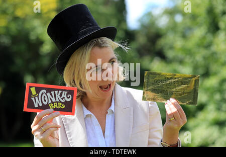 Versteigerer Catherine Southon hält zwei Der Kultigsten film Requisiten - ein goldenes Ticket und Wonka Bar aus dem Jahr 1971 Film Willy Wonka & die Schokoladenfabrik, die nächsten Monat versteigert werden sollen, und es wird erwartet, dass zu holen???? 8000 auf 12.000. Stockfoto