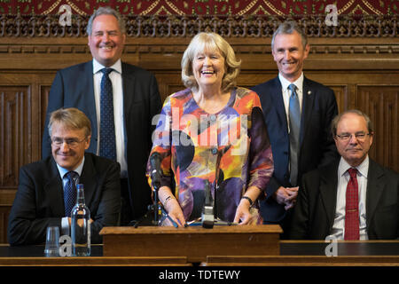 (Von links nach rechts) Charles Walker, Bob Blackman, Dame Cheryl Gillan, Nigel Evans und Geoffrey Clifton-Brown die Ergebnisse der vierten Wahlgang in der Tory Führung Abstimmung im Parlament in Westminster, London, verkünden. Stockfoto