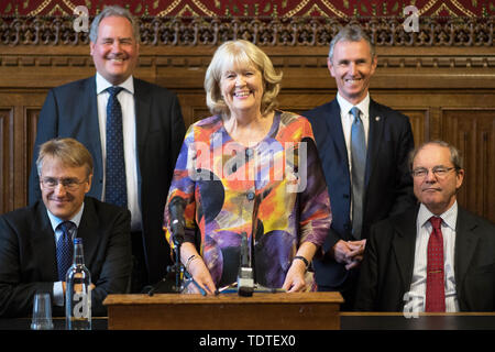 (Von links nach rechts) Charles Walker, Bob Blackman, Dame Cheryl Gillan, Nigel Evans und Geoffrey Clifton-Brown die Ergebnisse der vierten Wahlgang in der Tory Führung Abstimmung im Parlament in Westminster, London, verkünden. Stockfoto