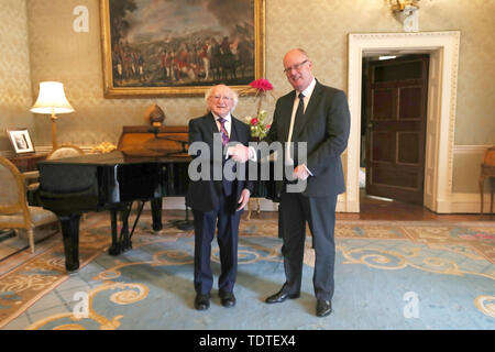 Ausgehende PSNI Polizeichef Sir George Hamilton trifft Präsident Michael D Higgins bei Aras eine Uachtarsin in Dublin. Stockfoto