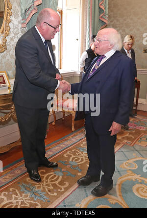Ausgehende PSNI Polizeichef Sir George Hamilton trifft Präsident Michael D Higgins bei Aras eine Uachtarsin in Dublin. Stockfoto
