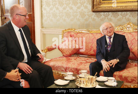 Ausgehende PSNI Polizeichef Sir George Hamilton trifft Präsident Michael D Higgins bei Aras eine Uachtarsin in Dublin. Stockfoto