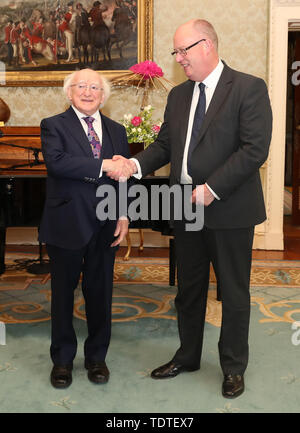 Ausgehende PSNI Polizeichef Sir George Hamilton trifft Präsident Michael D Higgins bei Aras eine Uachtarsin in Dublin. Stockfoto