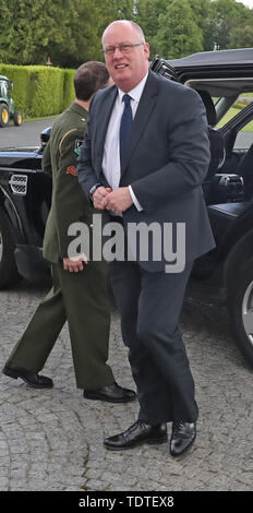 Ausgehende PSNI Polizeichef Sir George Hamilton kommt Präsident Michael D Higgins bei Aras eine Uachtarsin in Dublin zu erfüllen. Stockfoto
