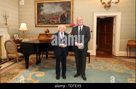Ausgehende PSNI Polizeichef Sir George Hamilton trifft Präsident Michael D Higgins bei Aras eine Uachtarsin in Dublin. Stockfoto
