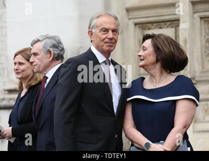 Der ehemalige Premierminister Gordon Brown und seine Frau Sarah (links) und der ehemalige Premierminister Tony Blair und seine Frau Cherie (rechts), nach einem Service der Danksagung für das Leben und die Arbeit der ehemaligen Kabinettschef Herr Heywood von Westminster Abbey in London verlassen. Stockfoto