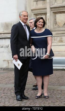 Der ehemalige Premierminister Gordon Brown und seine Frau Sarah (versteckt hinter) und ehemaliger Premierminister Tony Blair und seine Cherie (rechts), lassen Sie nach einem Service der Danksagung für das Leben und die Arbeit der ehemaligen Kabinettschef Herr Heywood von Westminster Abbey in London Frau. Stockfoto