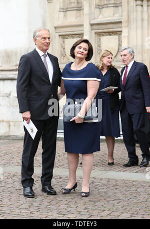 Der ehemalige Premierminister Gordon Brown und seine Frau Sarah (rechts) und der ehemalige Premierminister Tony Blair und seine Frau Cherie (links), nach einem Service der Danksagung für das Leben und die Arbeit der ehemaligen Kabinettschef Herr Heywood von Westminster Abbey in London verlassen. Stockfoto