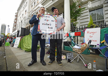 Arbeitsmarkt stellvertretender Fraktionsvorsitzender Tom Watson und Richard Radcliffe (rechts), der Ehemann von inhaftierten Nazanin Zaghari Ratcliffe, außerhalb der iranischen Botschaft in London, wo Richard in einen Hungerstreik. Stockfoto