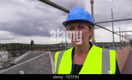 Hauptgeschäftsführer der Wentworth Woodhouse Preservation Trust Sarah McLeod steht auf dem riesigen Dach des Wentworth Woodhouse Herrenhaus in South Yorkshire, Gerüstbau, wie Fachbetriebe die Aufgabe der Austausch seine sechs - Tennisplatz beginnen eingehüllt ist das Dach. Stockfoto